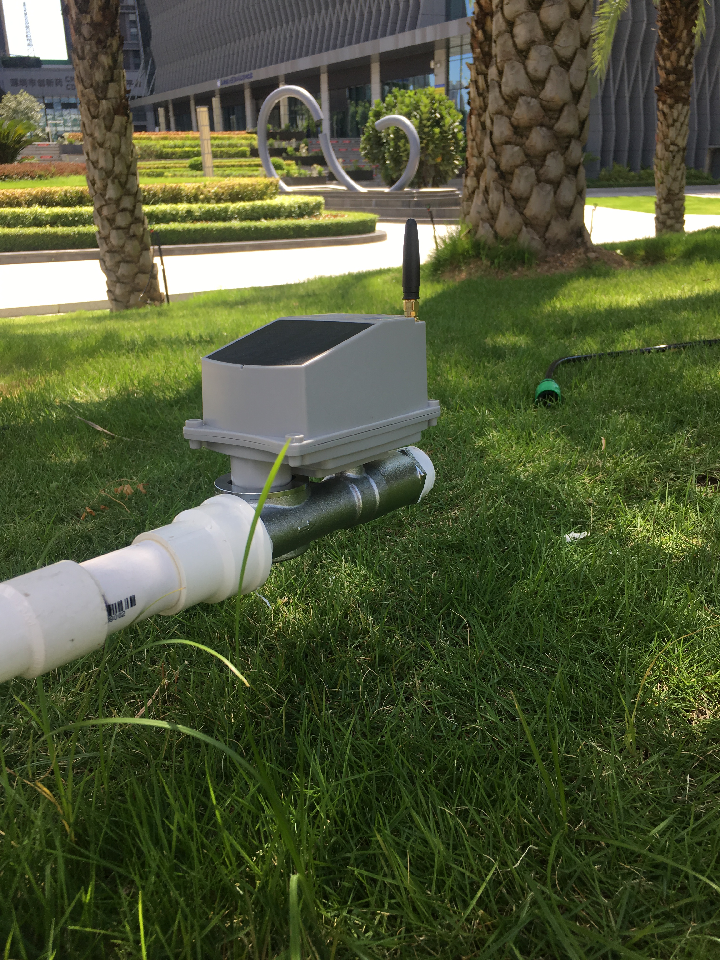 Controlador de riego paisajístico conectado 4G LoRa en un jardín islámico